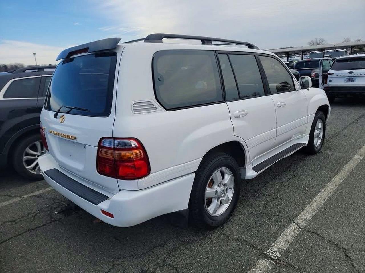 2000 Toyota Land Cruiser Base White vin: JT3HT05J4Y0113106