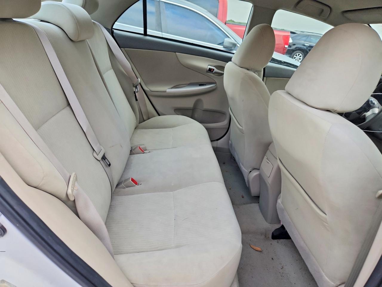 2010 Toyota Corolla Le White vin: 1NXBU4EEXAZ233396