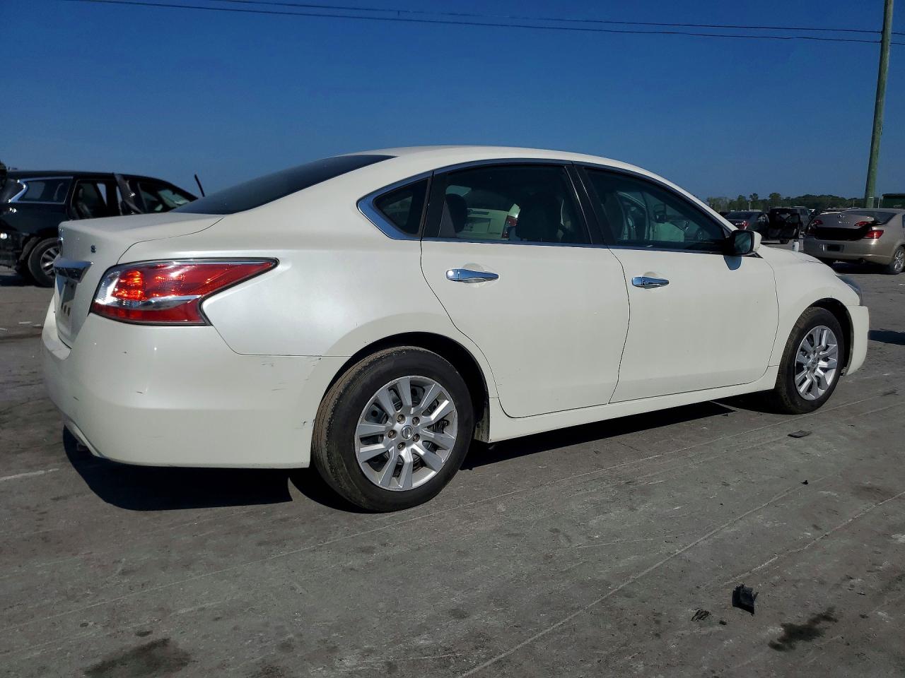 2015 Nissan Altima 2.5 S White vin: 1N4AL3AP1FC142881