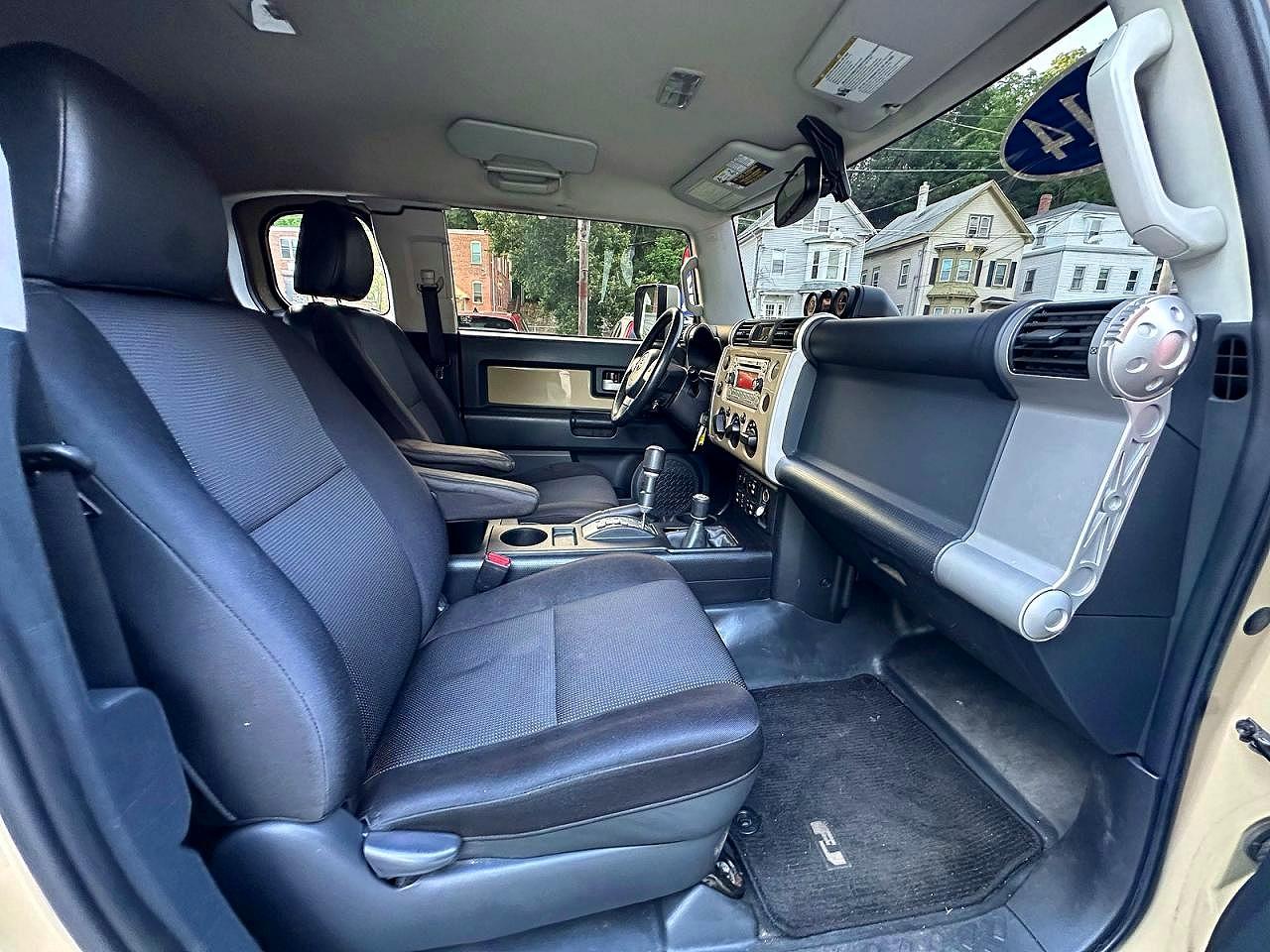 2014 Toyota Fj Cruiser Бежевый vin: JTEBU4BF0EK186023
