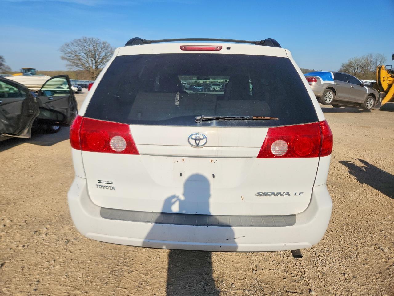 2007 Toyota Sienna Le 7-passenger White vin: 5TDZK23C47S032248