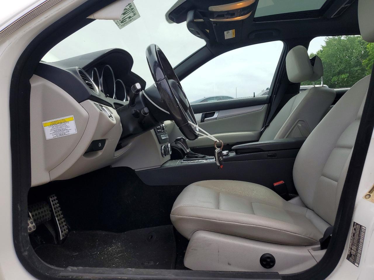 2013 Mercedes-benz C 300 4matic White vin: WDDGF8AB1DR281275