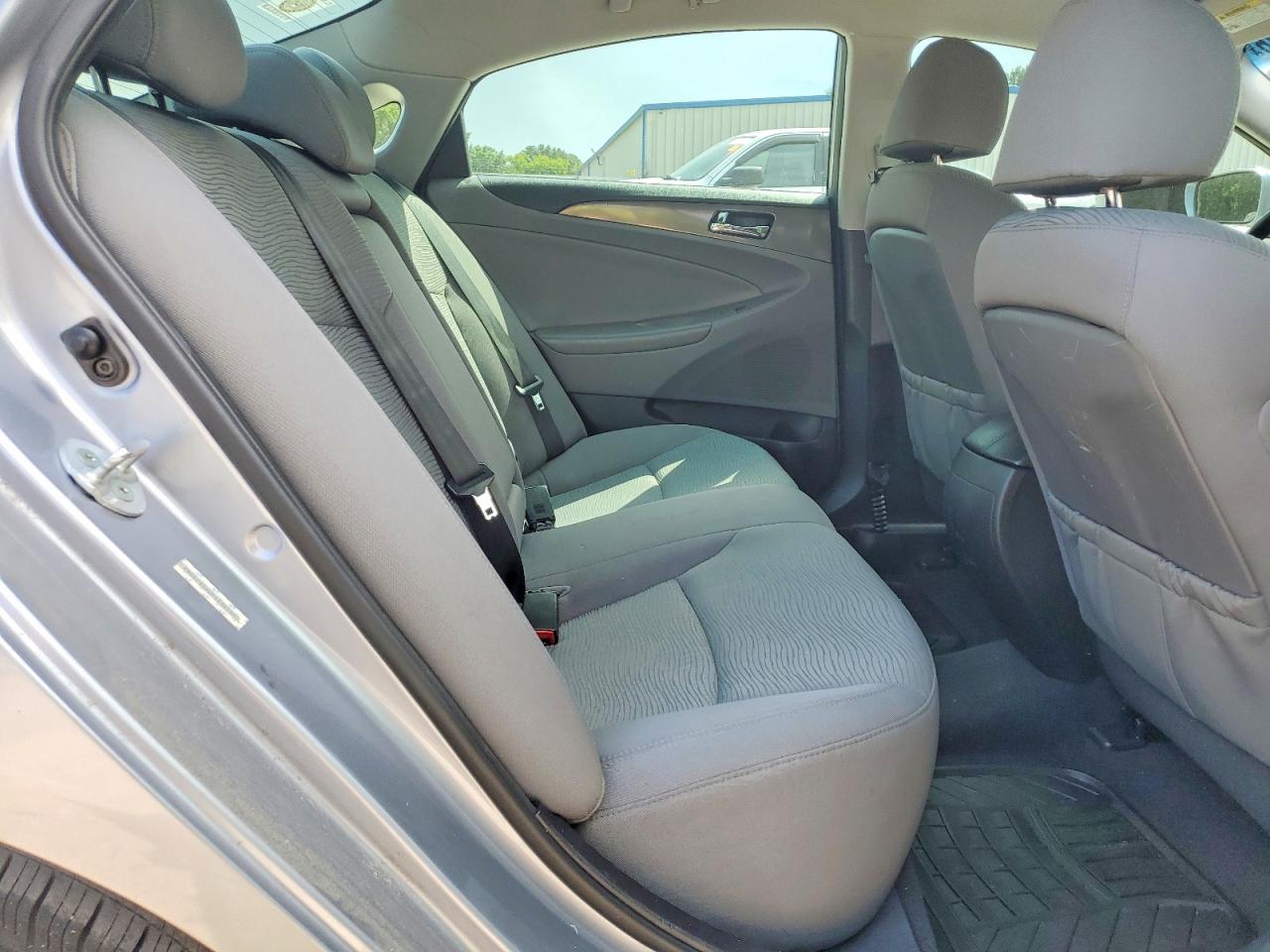 2015 Hyundai Sonata Hybrid Base Silver vin: KMHEC4A40FA130459