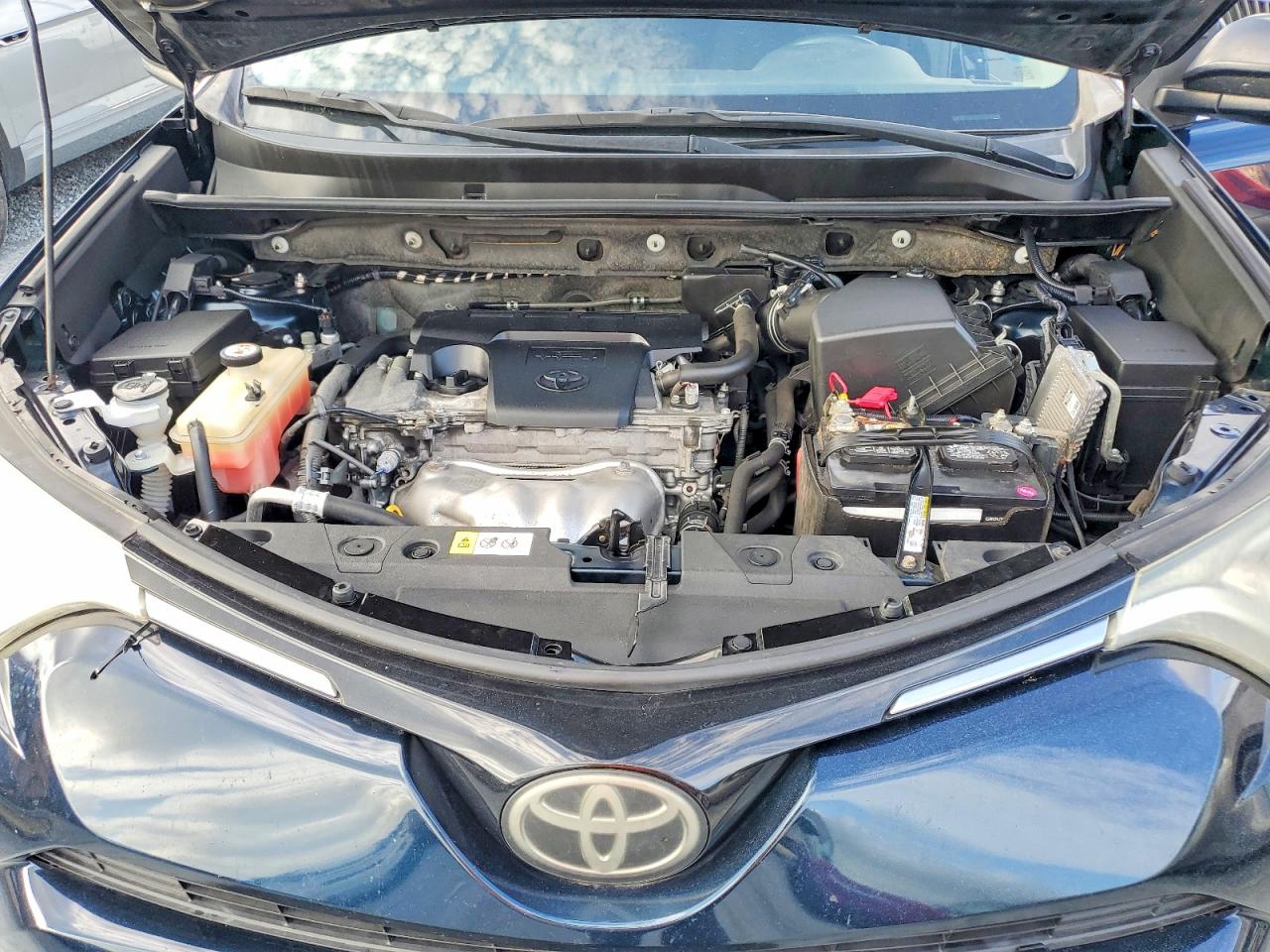 2018 Toyota Rav4 Le Teal vin: JTMZFREV5JJ168386