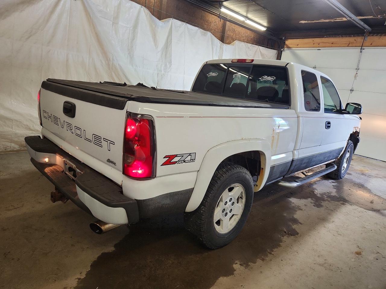 2005 Chevrolet Silverado K1500 White vin: 1GCEK19B25E159283