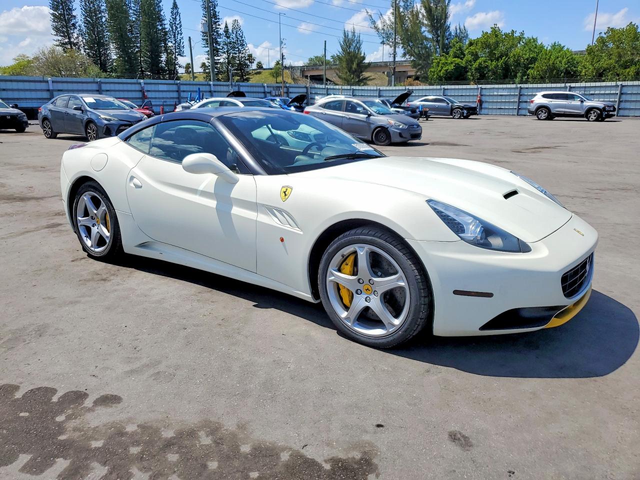 2011 Ferrari California White vin: ZFF65LJA3B0178624
