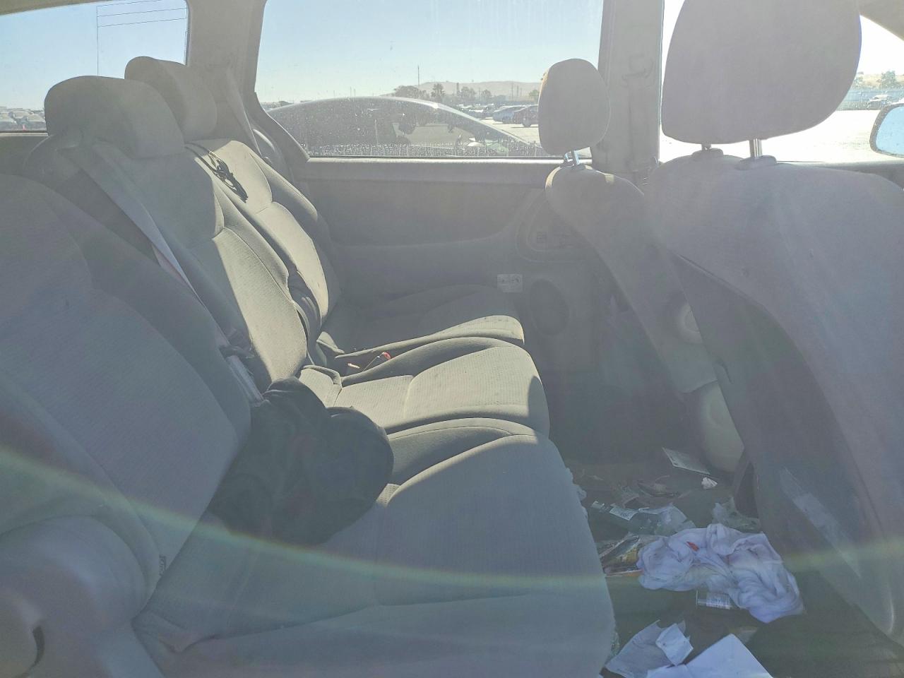 2004 Toyota Sienna Le 8 Passenger Silver vin: 5TDZA23C74S057918