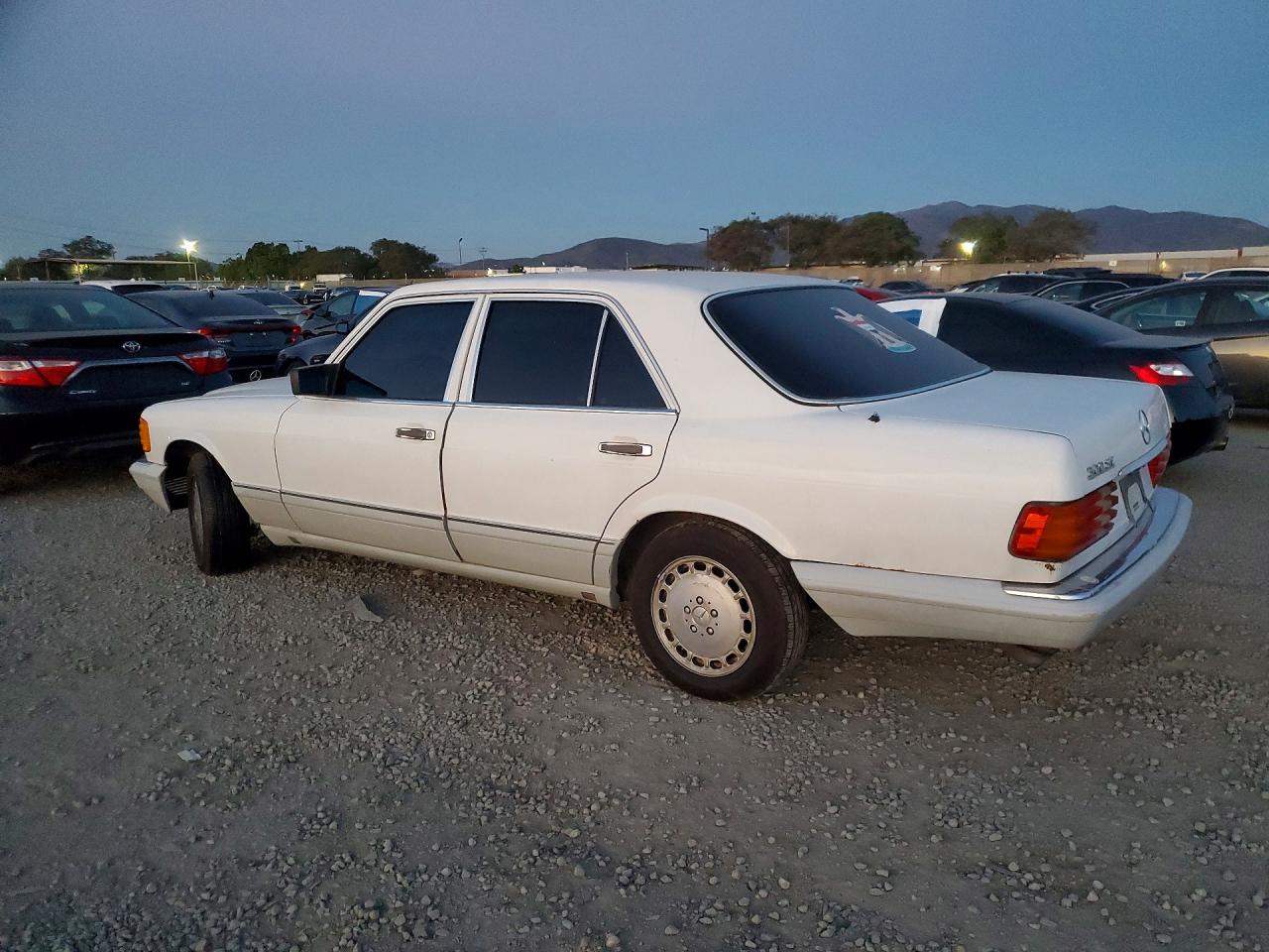 1990 Mercedes-benz 300 Se White vin: WDBCA24D8LA523315