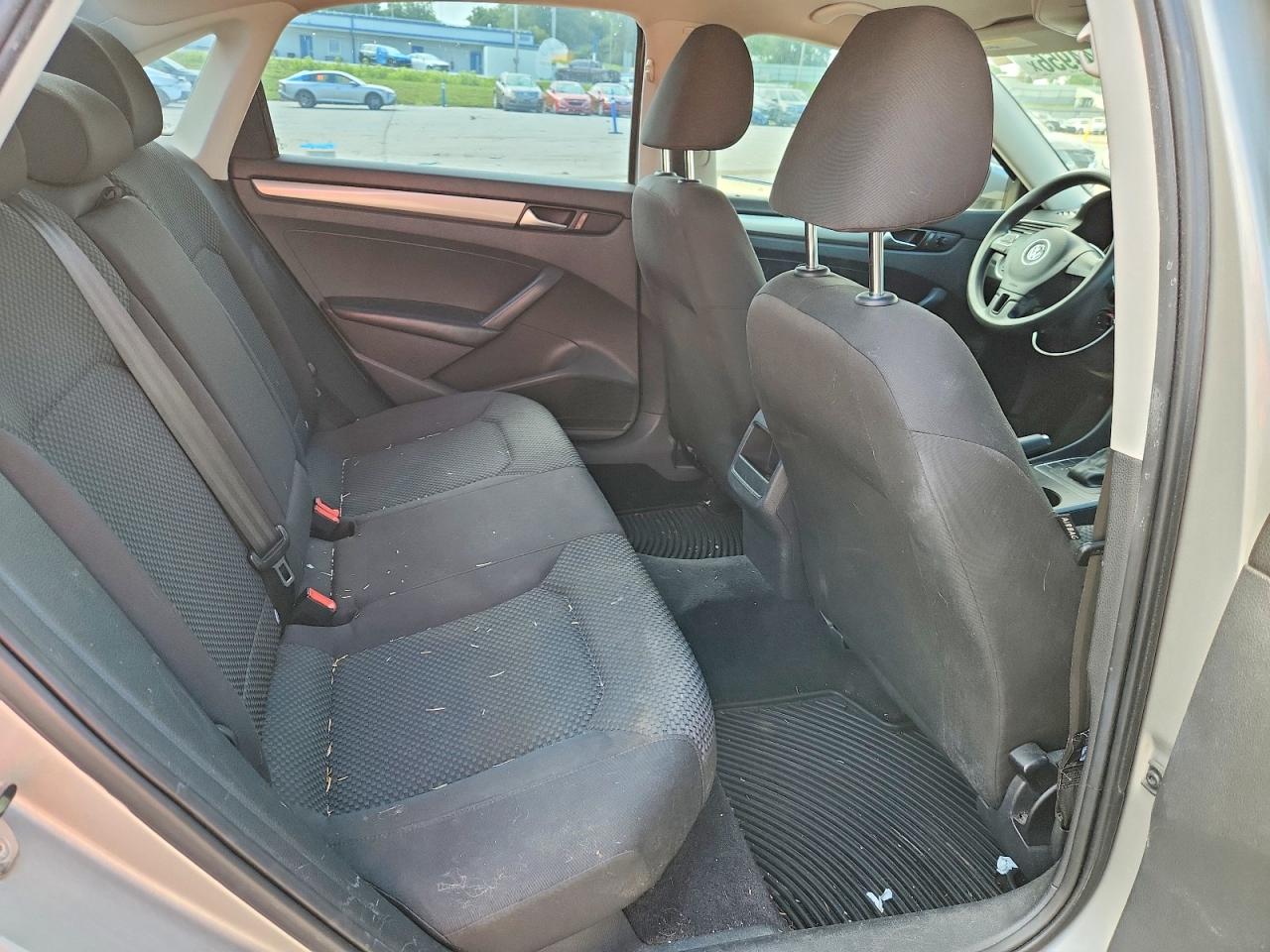 2012 Volkswagen Passat S Серебряный vin: 1VWAP7A39CC065009