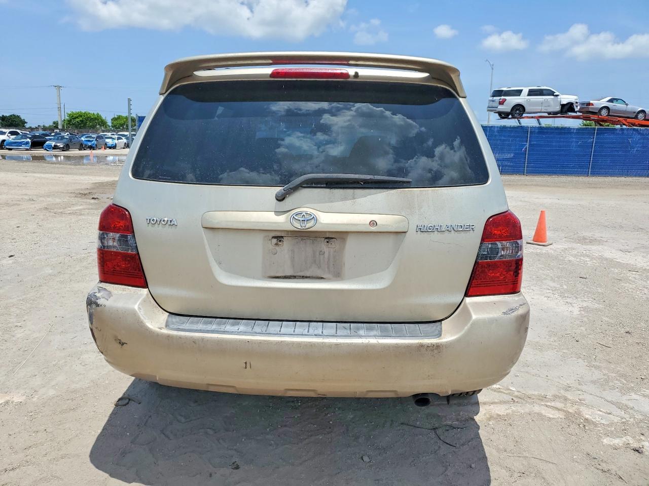 2007 Toyota Highlander Base Tan vin: JTEGD21A570166901