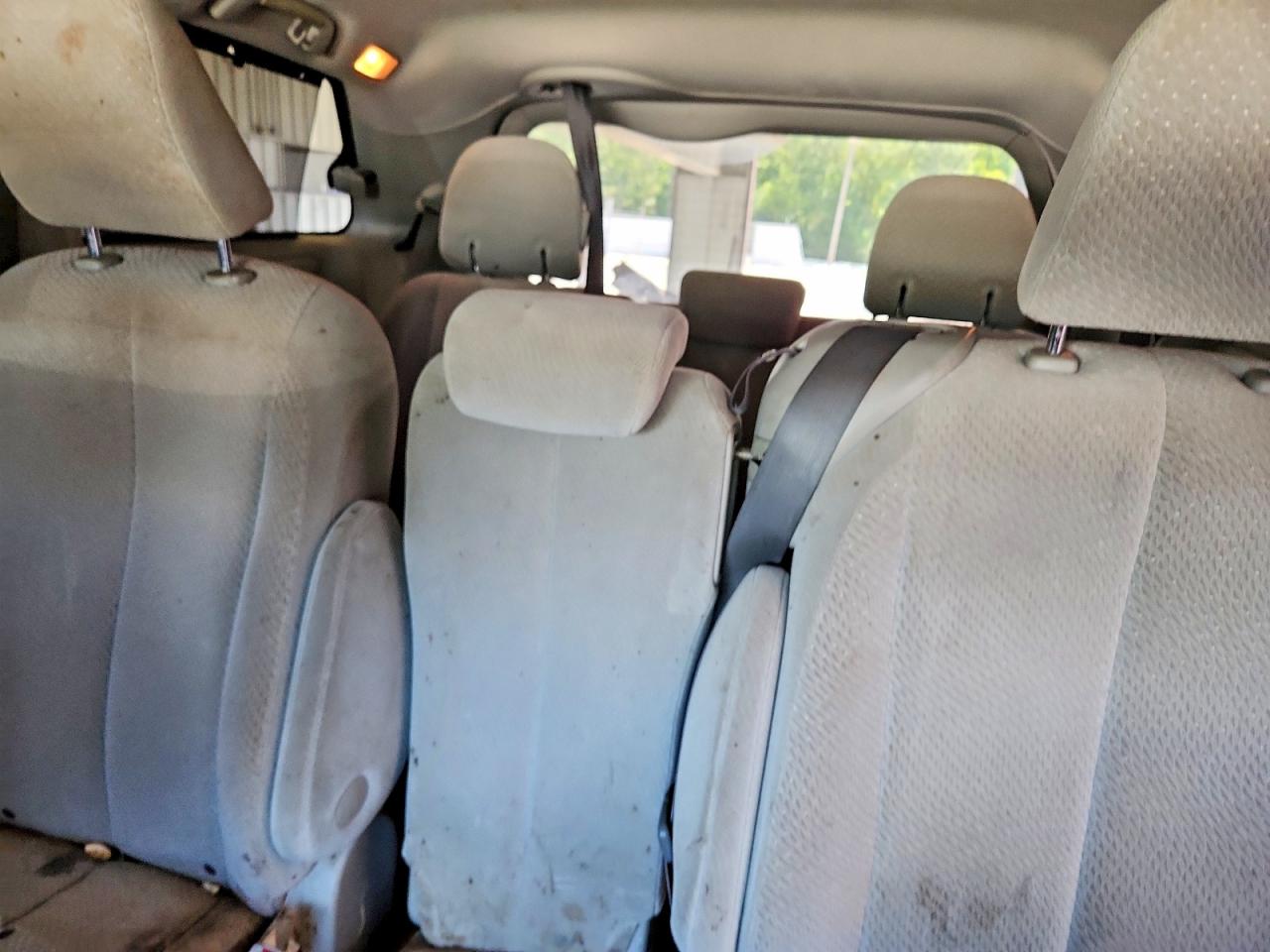 2011 Toyota Sienna Le Серый vin: 5TDKK3DC2BS063593
