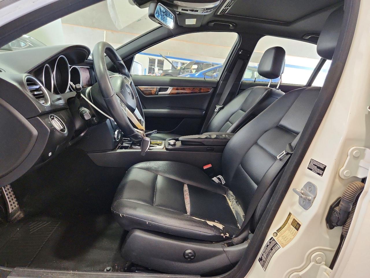 2012 Mercedes-benz C 300 4matic Белый vin: WDDGF8BB9CA692788