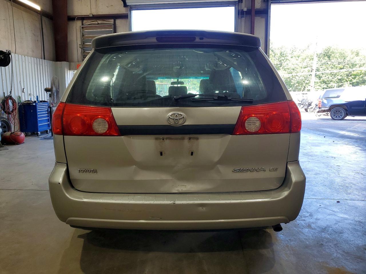 2009 Toyota Sienna Ce 8-passenger Silver vin: 5TDZK23C19S255706