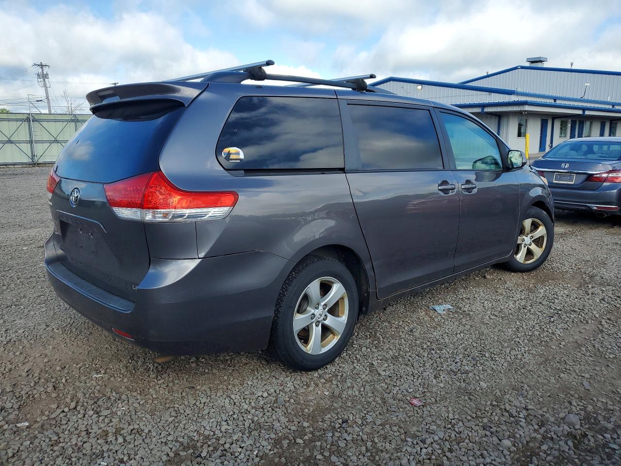 2011 Toyota Sienna Le Серебряный vin: 5TDKK3DC5BS162036