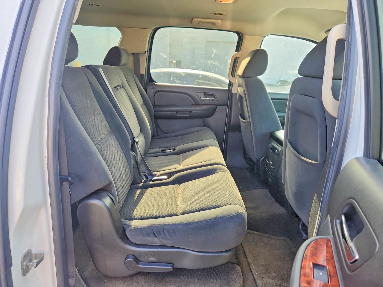 2007 Chevrolet Suburban C1500 White vin: 3GNFC16067G196649