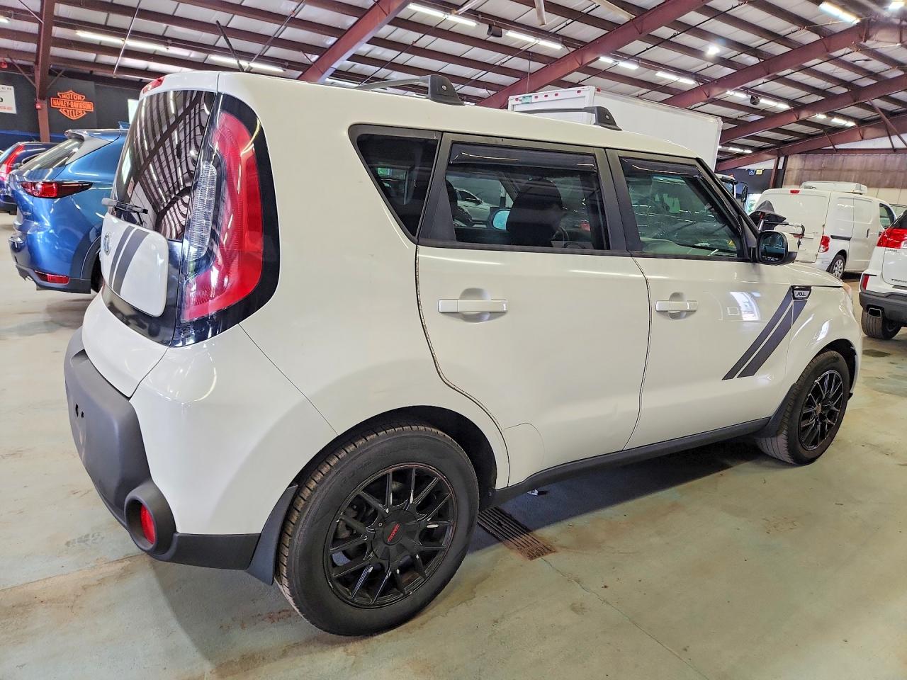 2015 Kia Soul Base White vin: KNDJN2A21F7778406