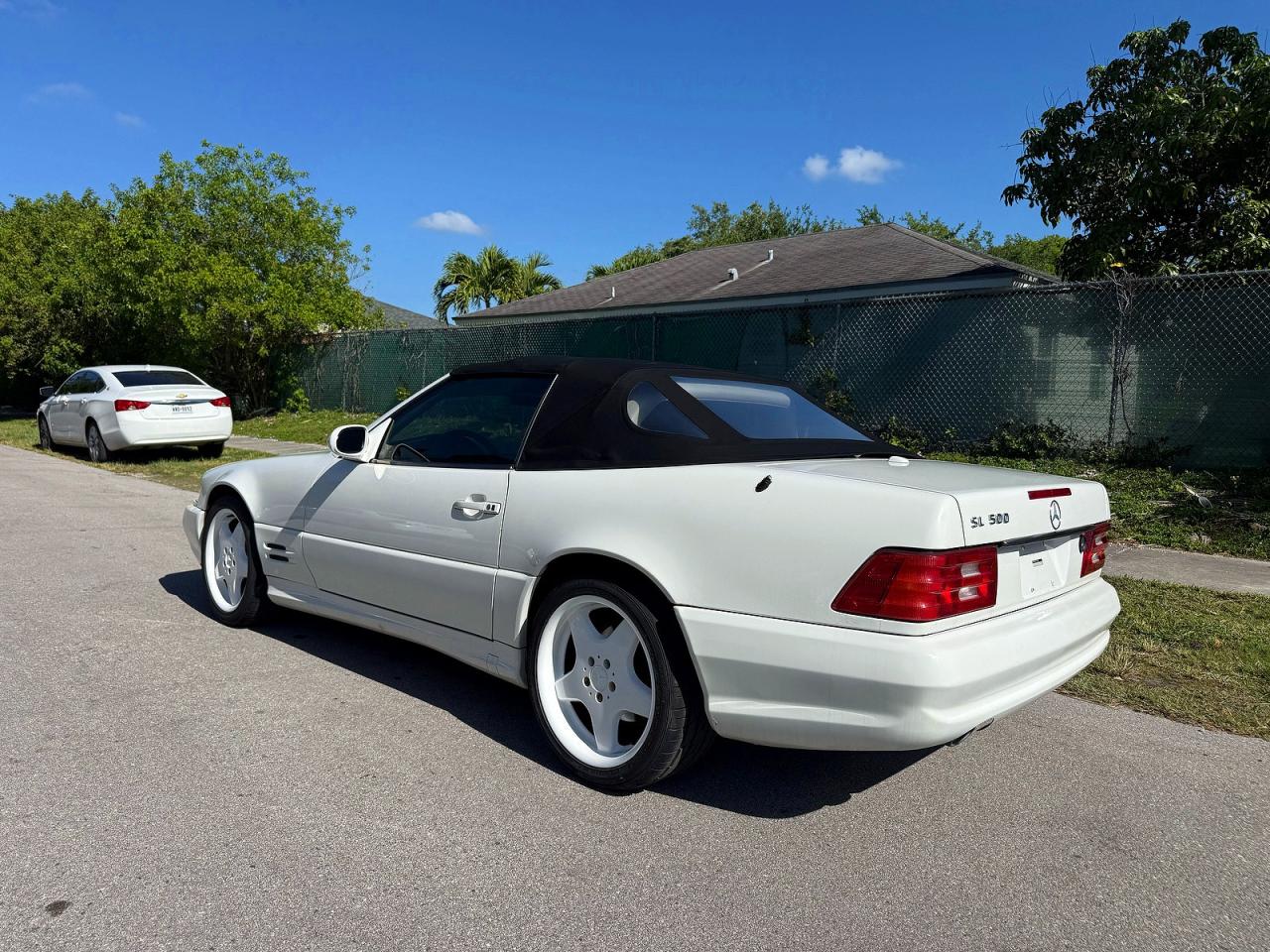 2001 Mercedes-benz Sl 500 White vin: WDBFA68F81F196270