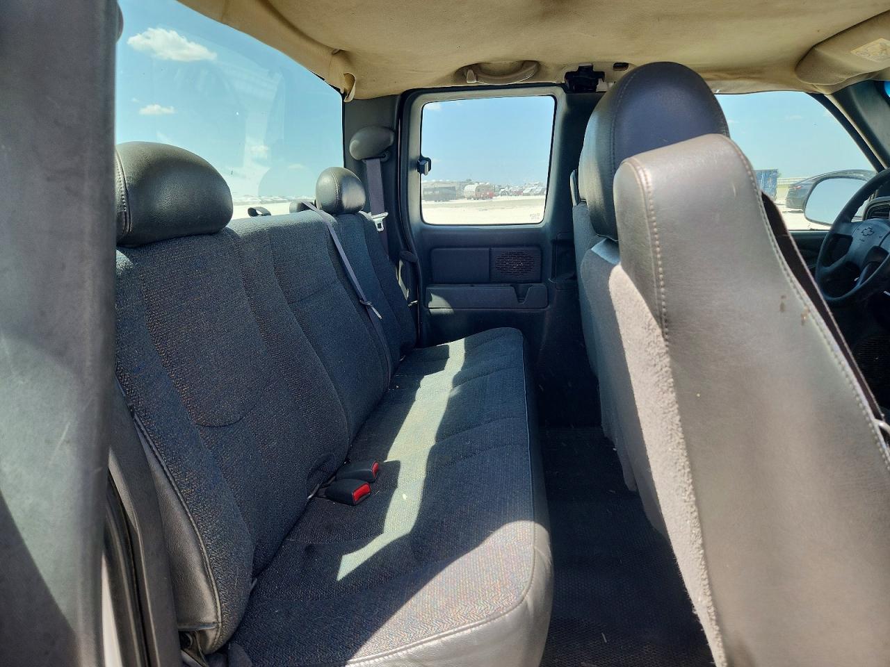 2006 Chevrolet Silverado C2500 Heavy Duty White vin: 1GCHC29U16E210405