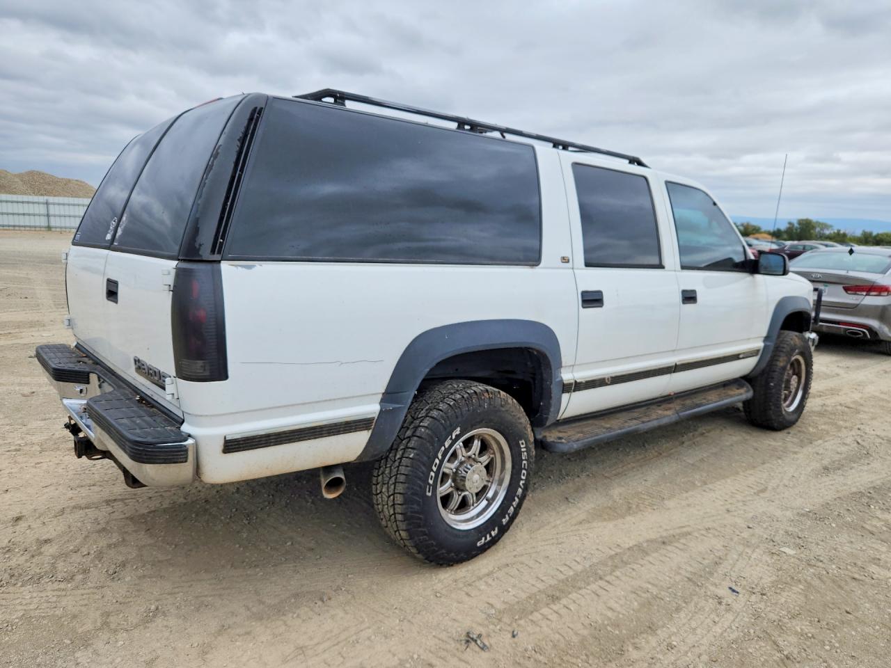 1999 Chevrolet Suburban K2500 White vin: 1GNGK26J5XJ489687
