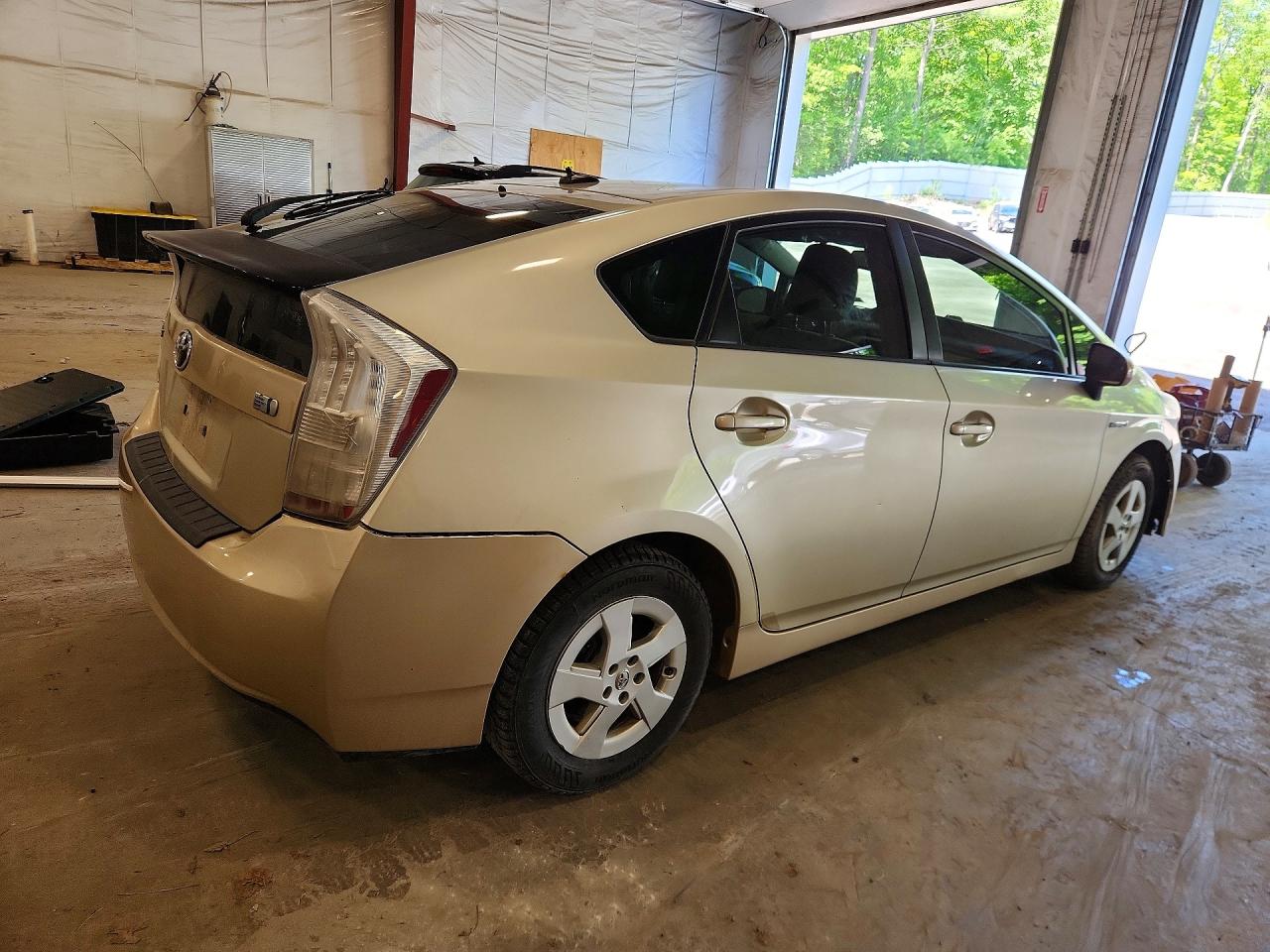 2011 Toyota Prius Two Tan vin: JTDKN3DU9B0295742