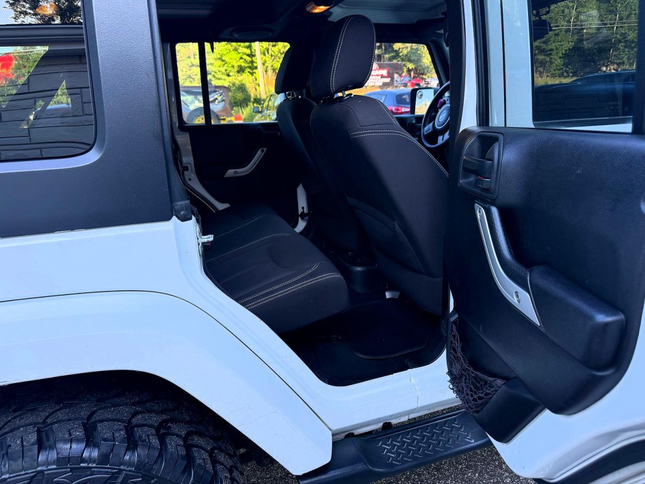 2014 Jeep Wrangler Unlimited Sahara White vin: 1C4BJWEG5EL105525