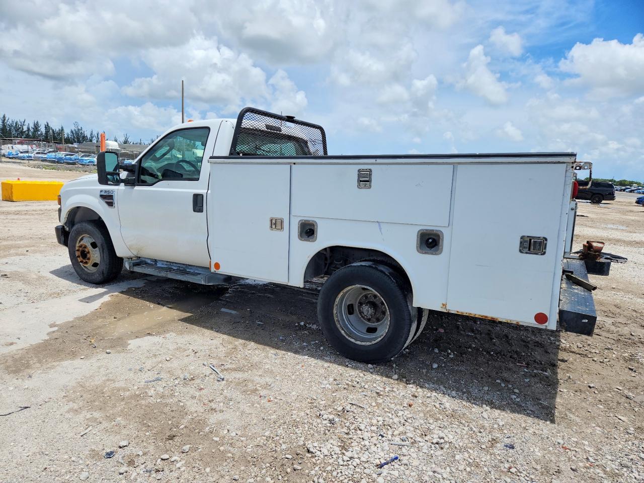 2008 Ford F350 Super Duty White vin: 1FDWF36R18EC52608