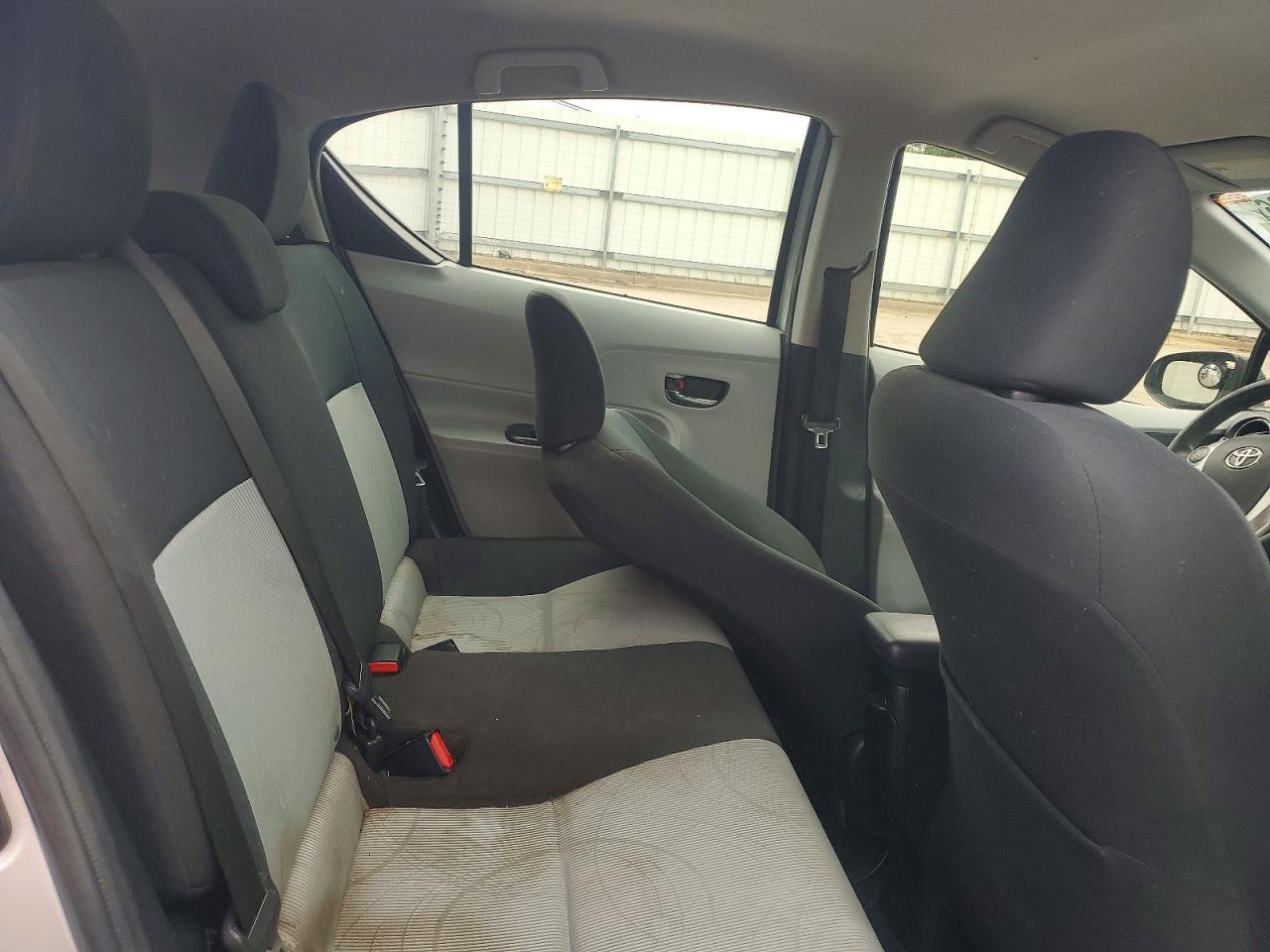 2012 Toyota Prius C Three Серебряный vin: JTDKDTB37C1018872