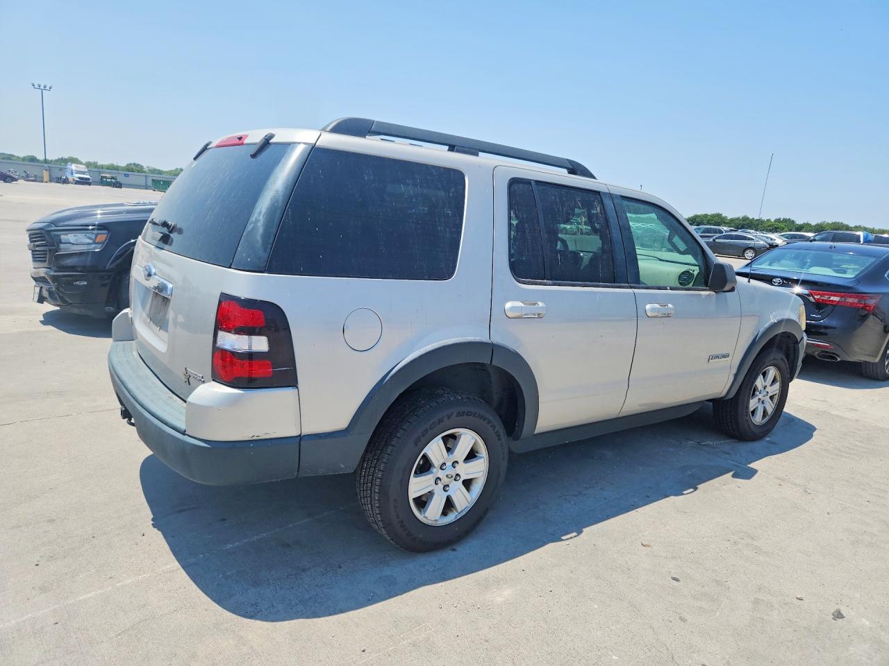2007 Ford Explorer Xlt Silver vin: 1FMEU63E87UB00026