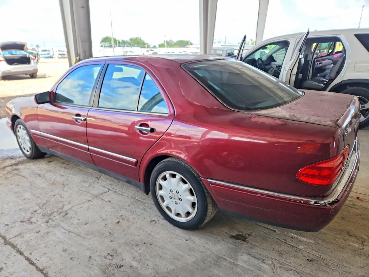 1999 Mercedes-benz E 300td Maroon vin: WDBJF25H8XA825025