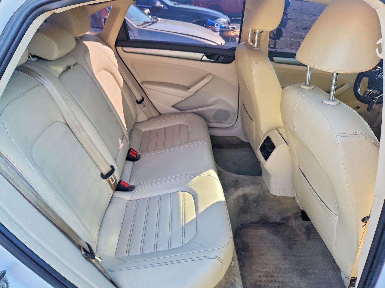 2015 Volkswagen Passat Se Белый vin: 1VWBT7A30FC005124