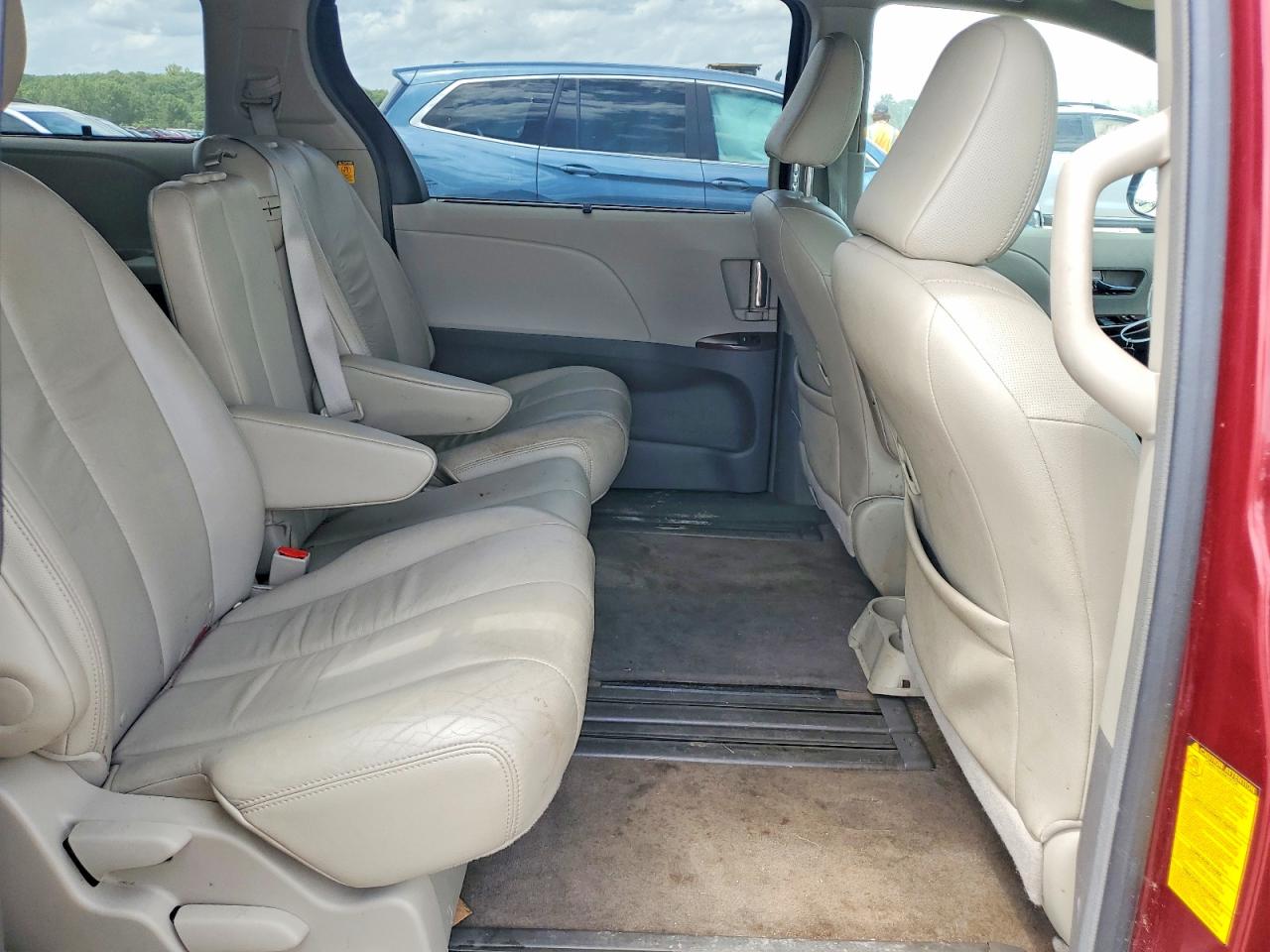 2011 Toyota Sienna Xle 8-passenger Red vin: 5TDYK3DCXBS127910