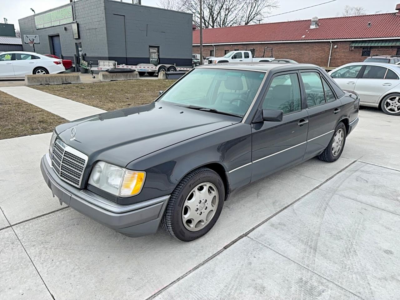 1995 Mercedes-benz E 320 Base Charcoal vin: WDBEA32E0SC200311