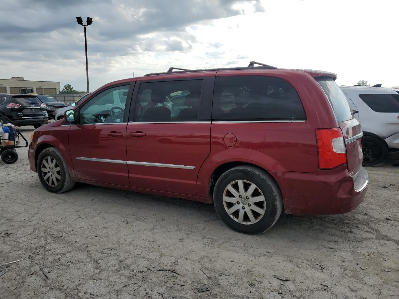 2014 Chrysler Town & Country Touring Red vin: 2C4RC1BG9ER247545