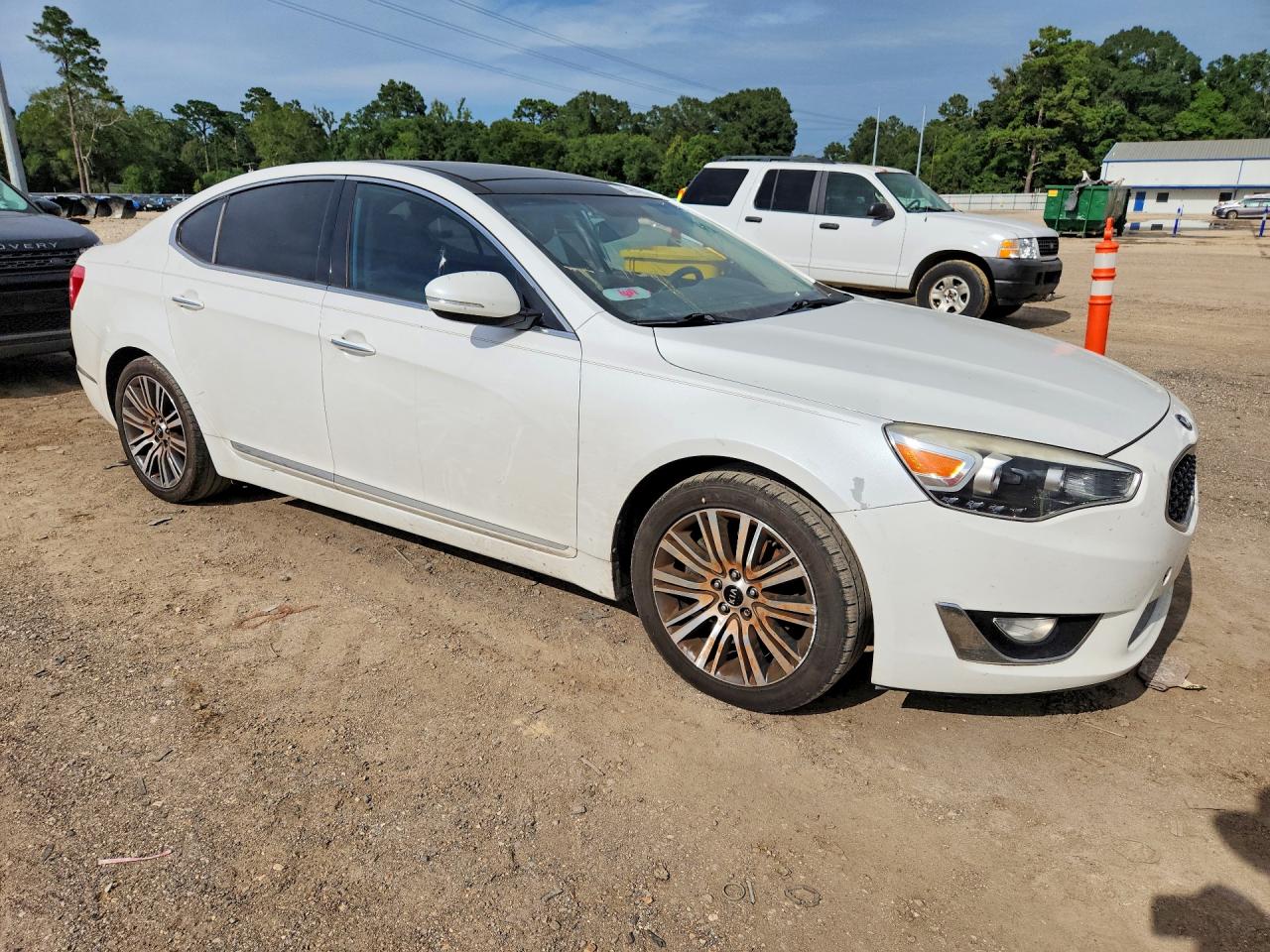 2015 Kia Cadenza Premium White vin: KNALN4D73F5185473