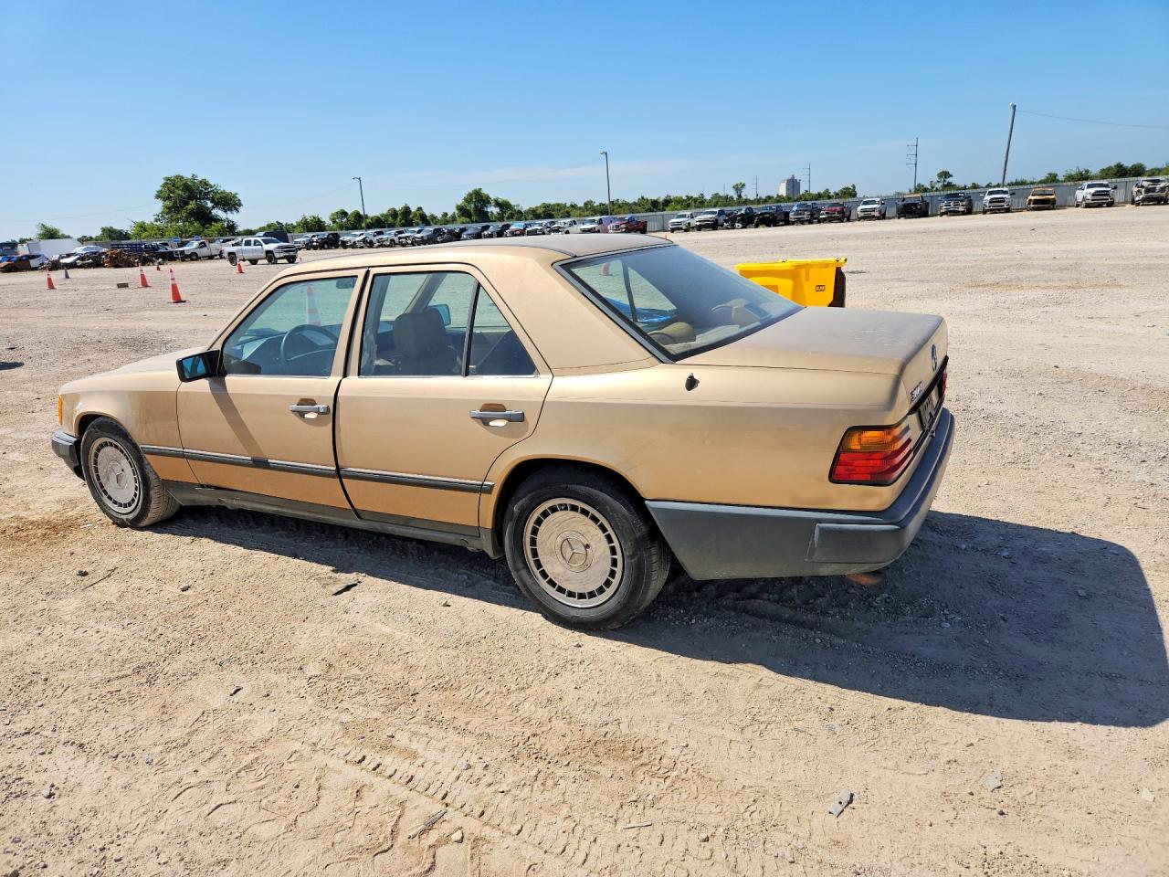 1987 Mercedes-benz 300 E Gold vin: WDBEA30D3HA539059