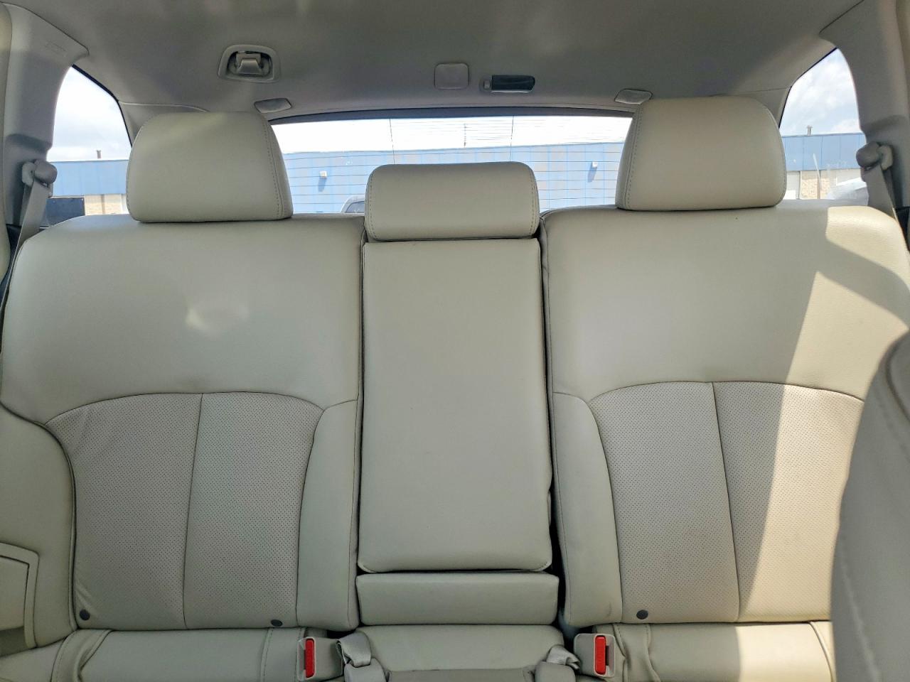 2012 Subaru Outback 2.5i Limited White vin: 4S4BRCKC5C3285977