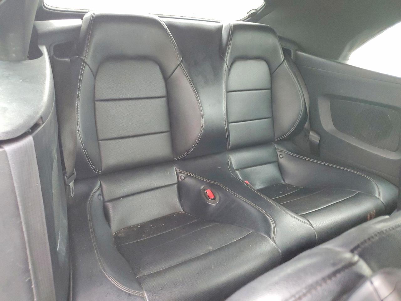 2015 Ford Mustang White vin: 1FATP8UH0F5429339
