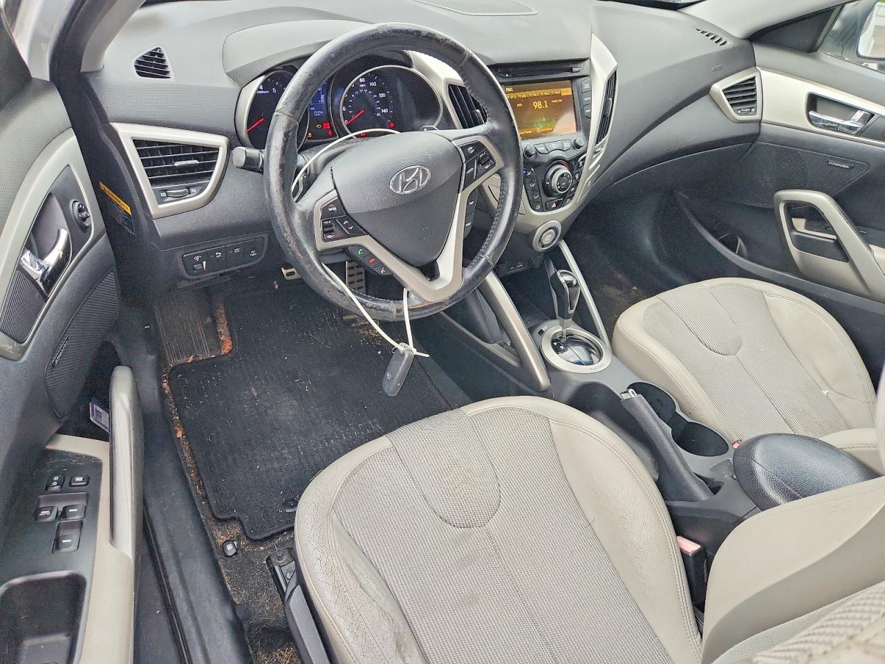 2012 Hyundai Veloster Base White vin: KMHTC6AD5CU056517