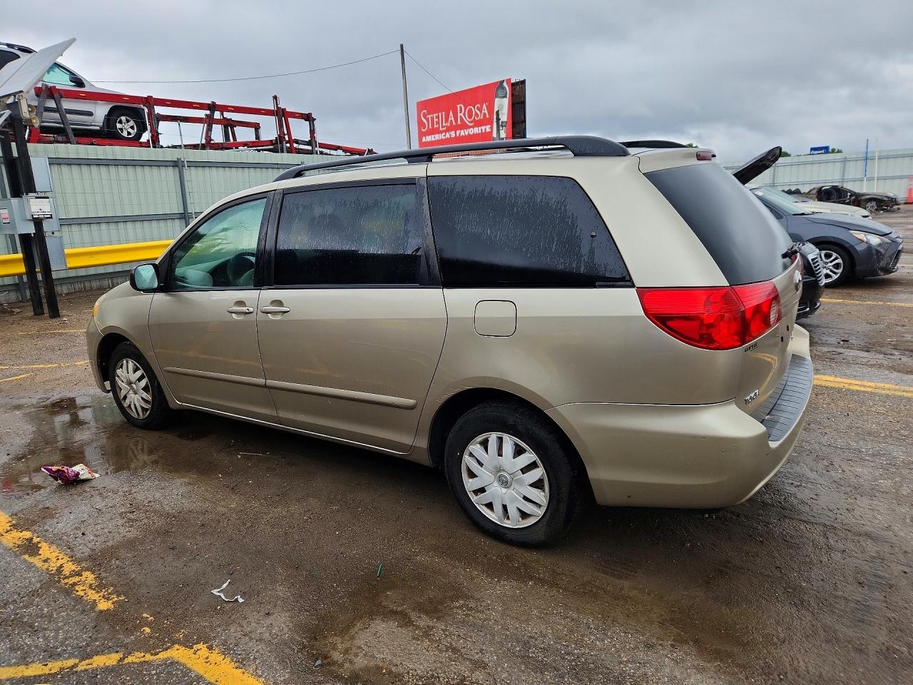 2010 Toyota Sienna Le 7-passenger Tan vin: 5TDKK4CC2AS313565