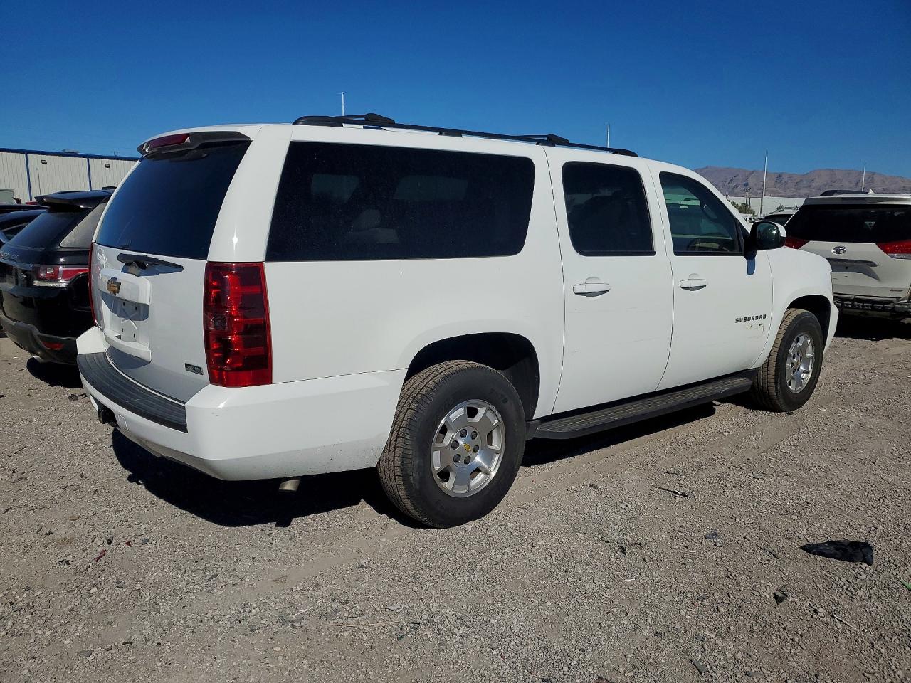 2010 Chevrolet Suburban C1500 Ls White vin: 1GNUCHE02AR172048