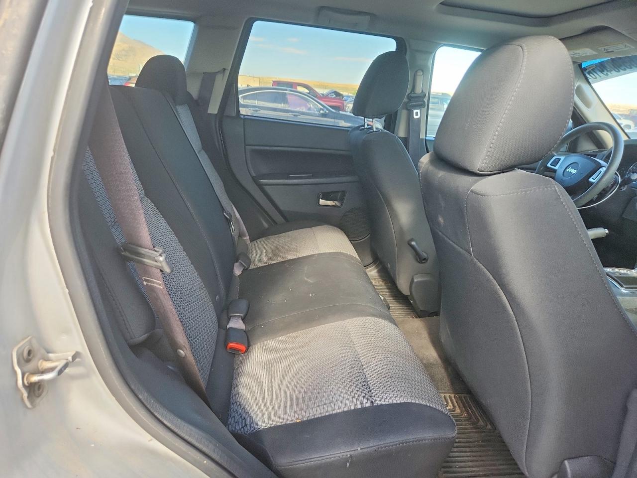 2009 Jeep Grand Cherokee Laredo Silver vin: 1J8GR48K89C549550