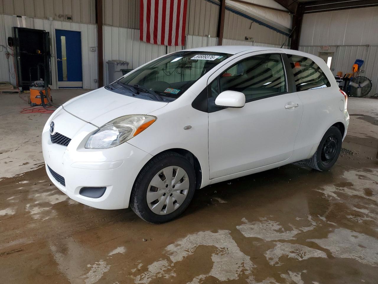 2009 Toyota Yaris Base White vin: JTDJT903X95261856