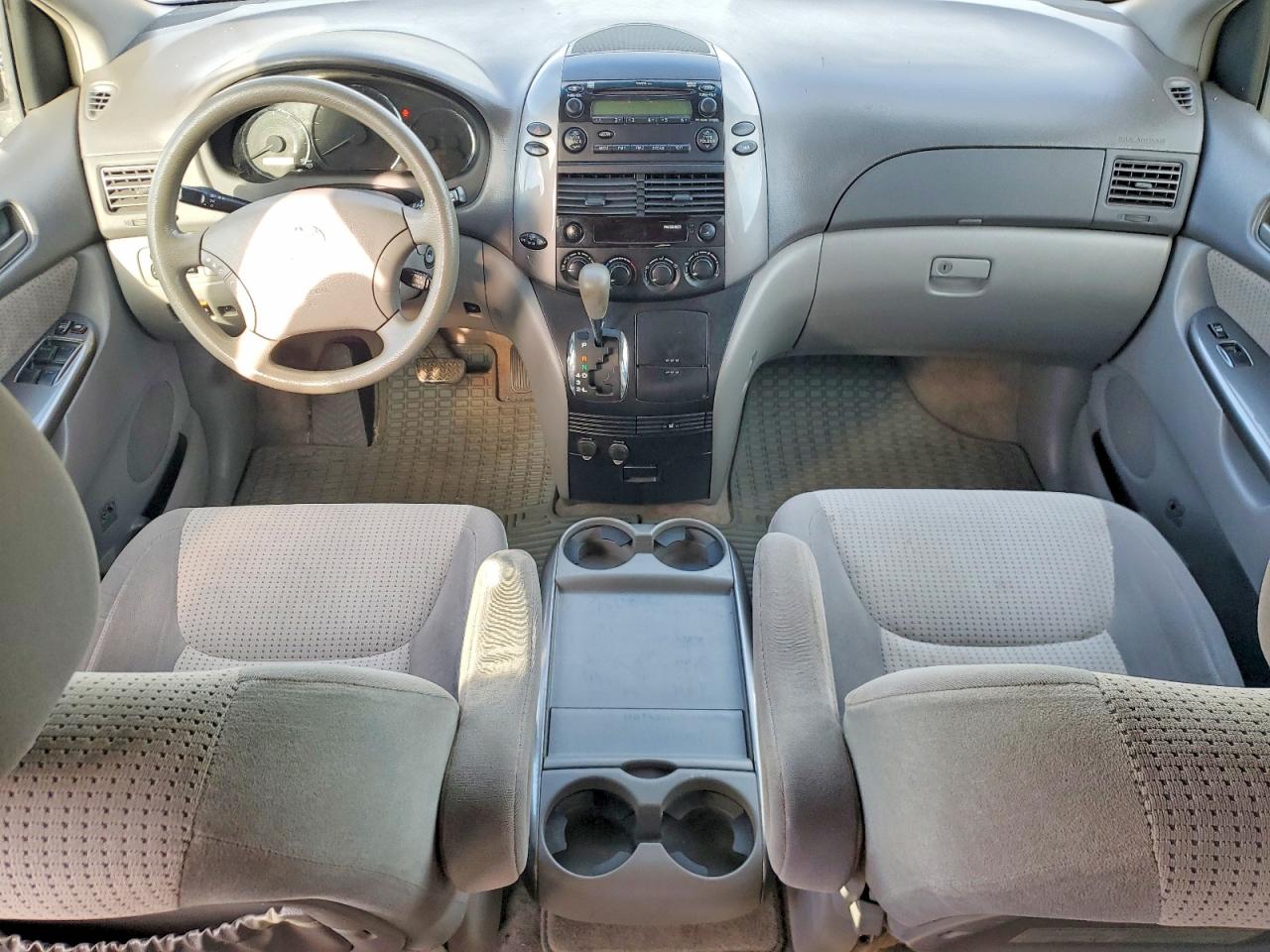 2010 Toyota Sienna Le 7-passenger Green vin: 5TDKK4CC5AS297460