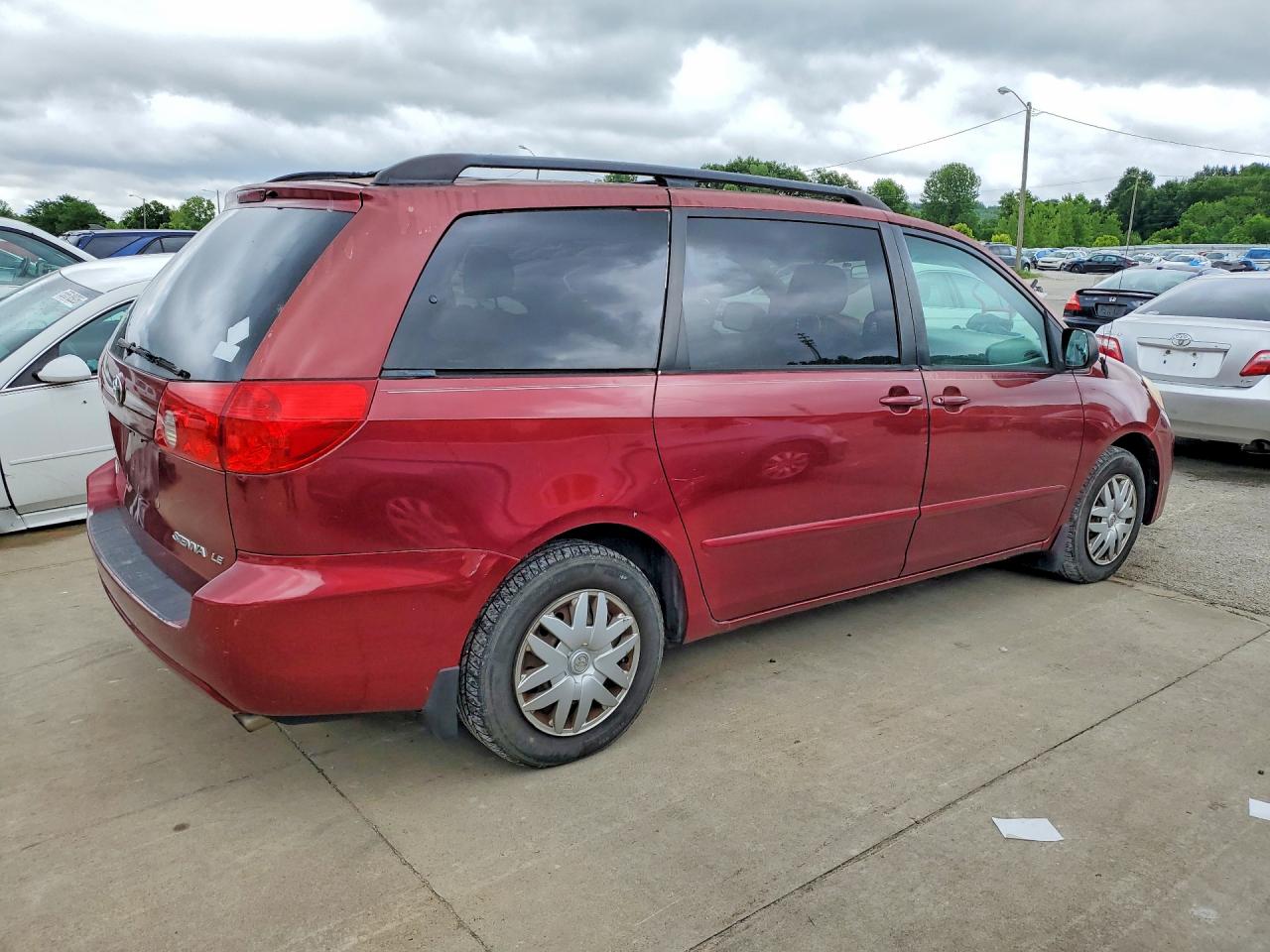2008 Toyota Sienna Le 7-passenger Red vin: 5TDZK23C18S194243