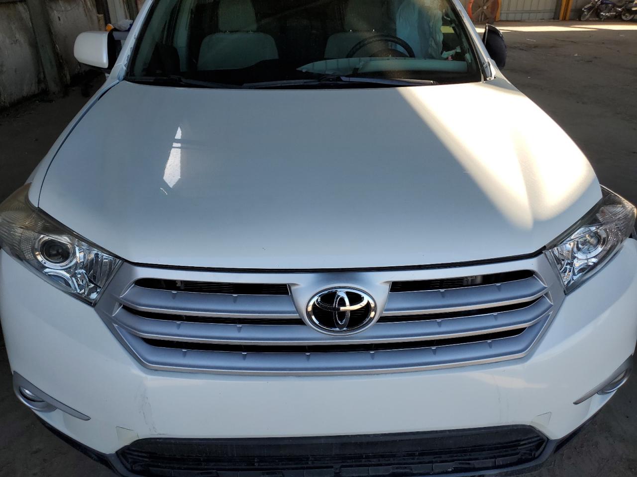 2012 Toyota Highlander Base White vin: 5TDZK3EH1C5070870