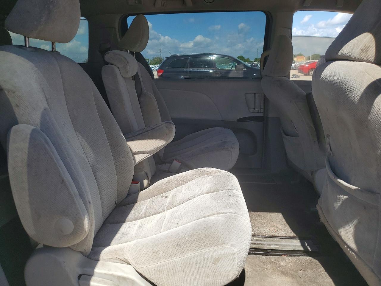 2011 Toyota Sienna Le Серебряный vin: 5TDKK3DC3BS005086