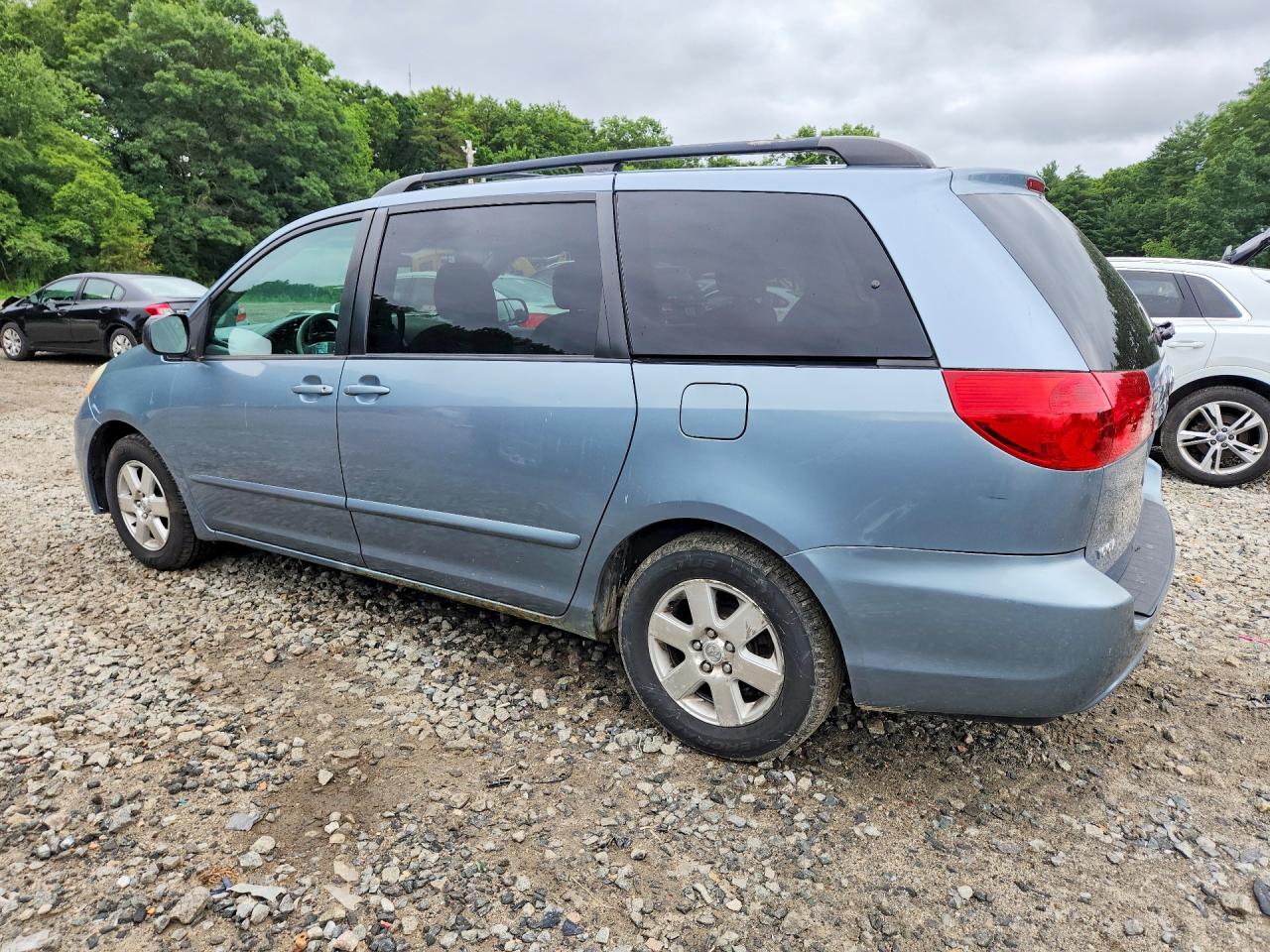 2010 Toyota Sienna Le 7-passenger Blue vin: 5TDKK4CC0AS318800