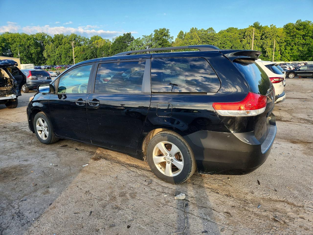 2011 Toyota Sienna Le Black vin: 5TDKK3DC8BS094136