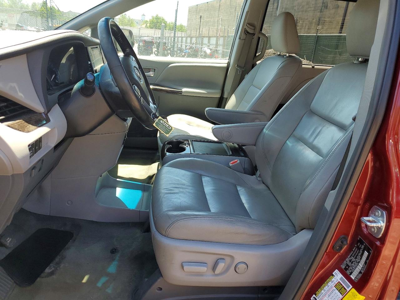 2015 Toyota Sienna Xle 8-passenger Maroon vin: 5TDYK3DCXFS655159