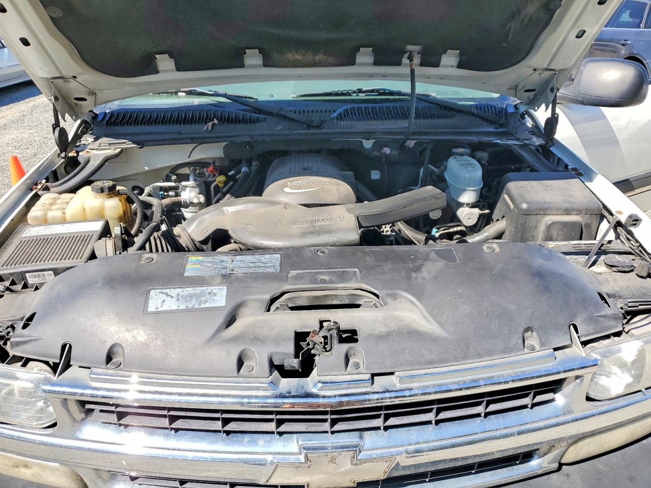 2005 Chevrolet Suburban K1500 White vin: 3GNFK16Z85G150352